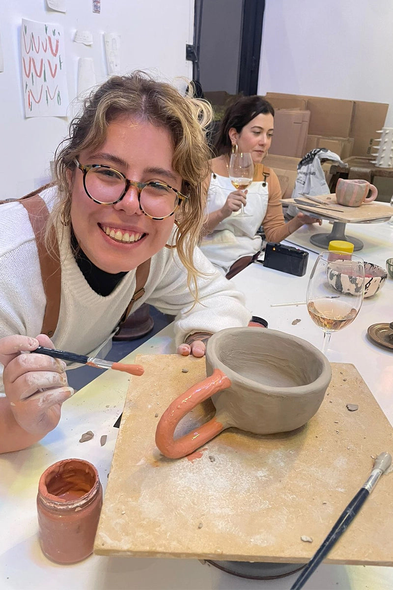 Two students at OWO’s beginners pottery class in Buenos Aires